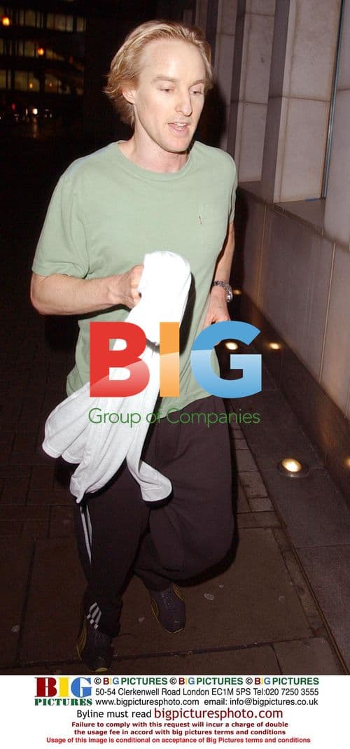 Owen Wilson Hides from Paparazzi in London