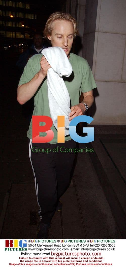 Owen Wilson Hides from Paparazzi in London
