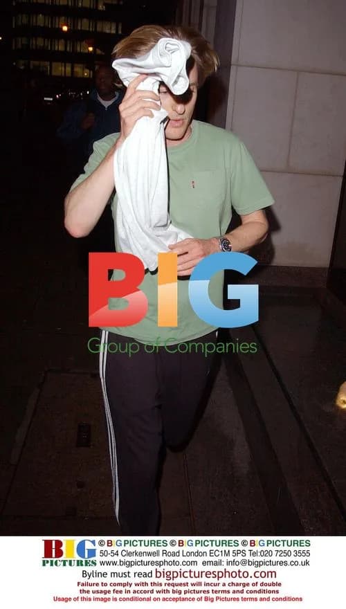 Owen Wilson hiding from photographer in London