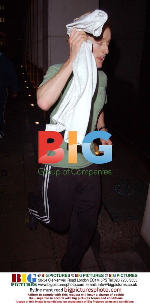 Owen Wilson Hides From Paparazzi