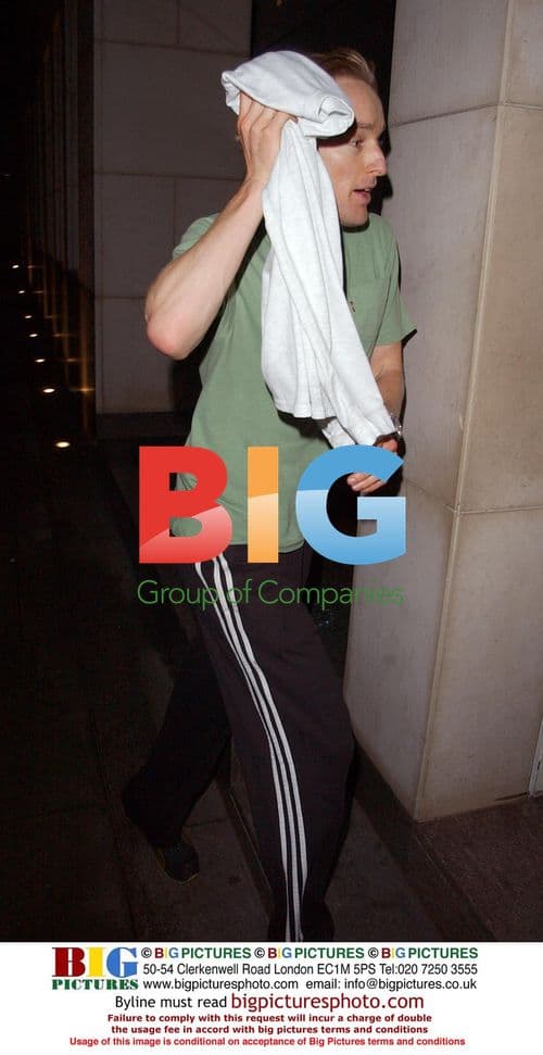 Owen Wilson hides from paparazzi