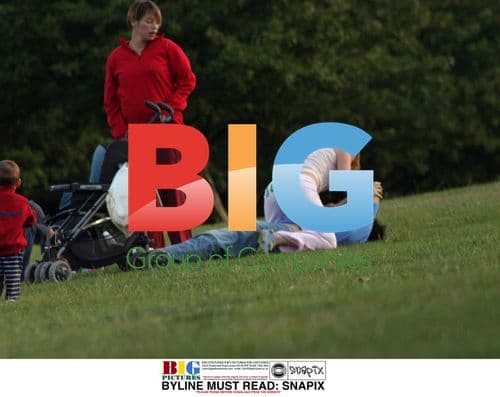 Isla Fisher and Sasha Baron Cohen in the Park