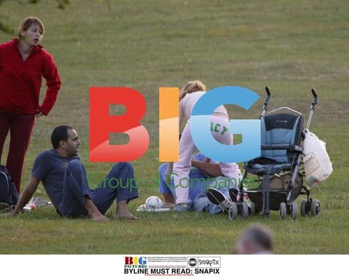 Isla Fisher & Sasha Baron Cohen in the Park