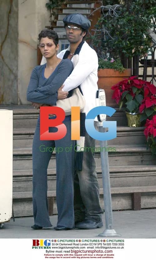 Halle Berry and Eric Bennet outside restaurant