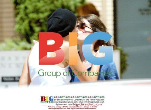 Lara Flynn Boyle kisses girlfriend after shopping