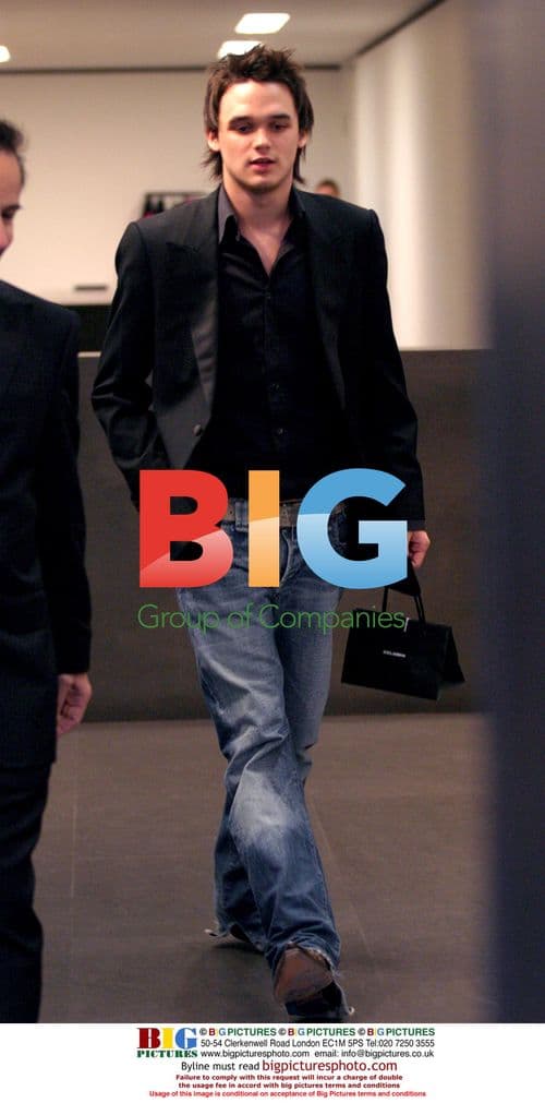 Gareth Gates goes shopping in London