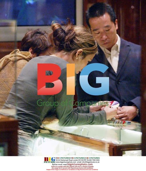 Kourtney Kardashian Leaving Restaurant