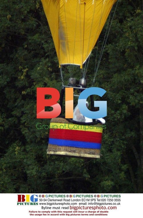 Cast of Footballers Wives on Set