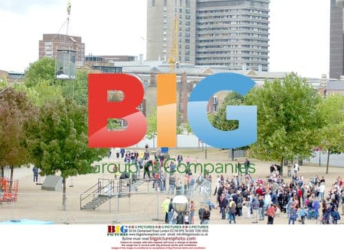 David Blaine Writes in Diary Amid Glass Box