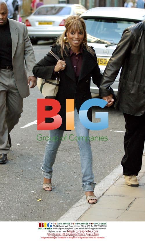 Mary J Blige shopping with fiance in London