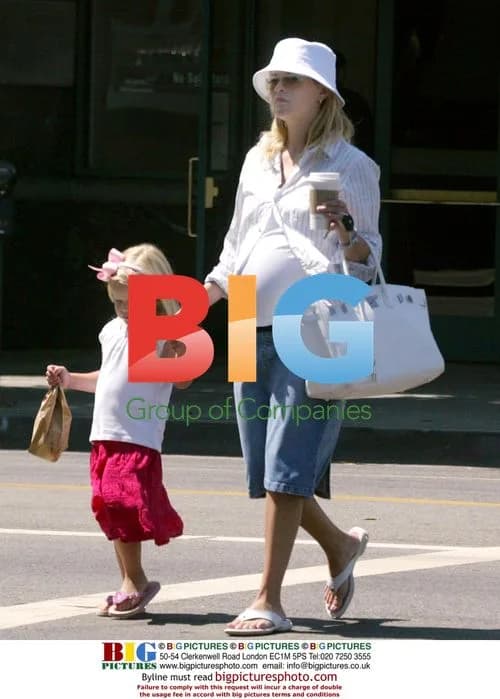 Reese Witherspoon and daughter shopping
