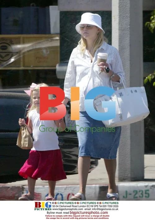 Reese Witherspoon and daughter shopping