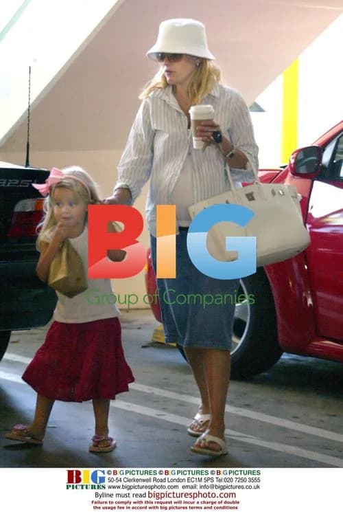 Reese Witherspoon and daughter Ava shopping
