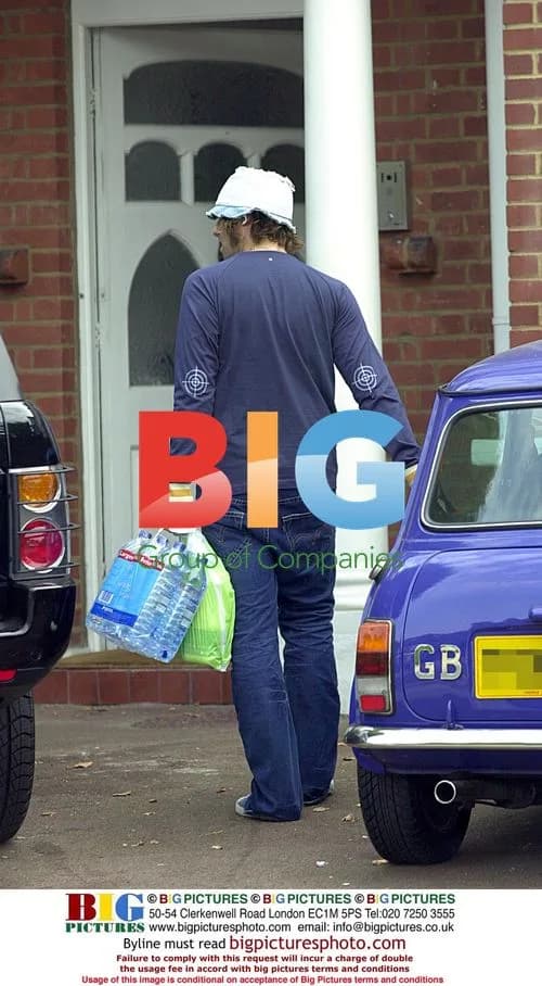 Liam Gallagher helps unload shopping