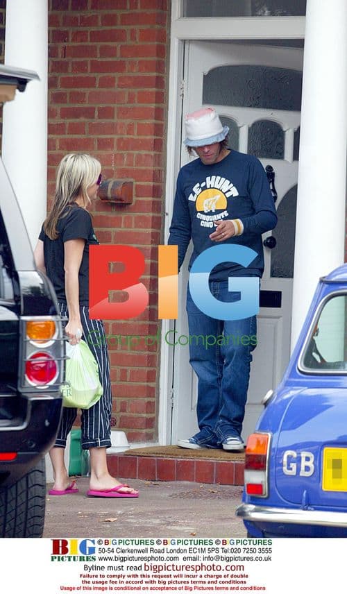 Liam Gallagher unloads shopping with fiance and child