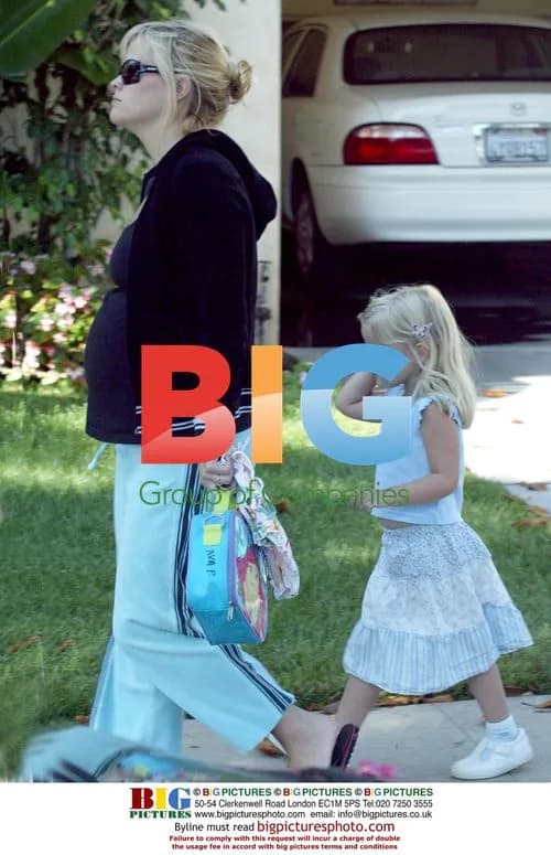Reese Witherspoon Takes Daughter to School