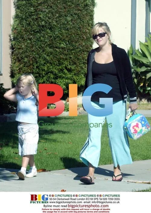 Reese Witherspoon takes daughter Ava to school