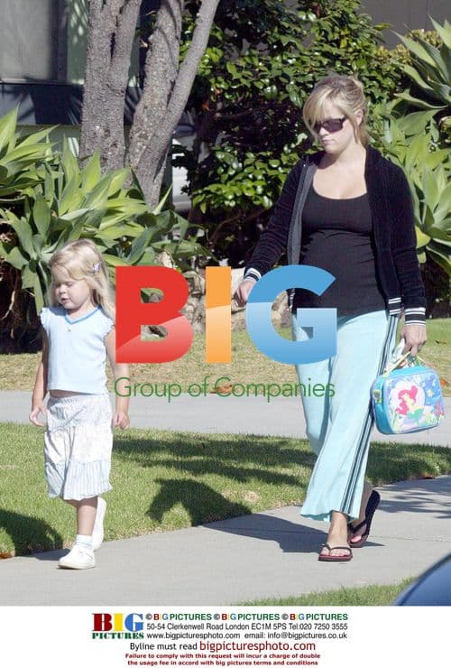 Pregnant Reese Witherspoon Taking Daughter to School