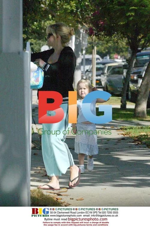 Reese Witherspoon Drops Off Daughter Ava