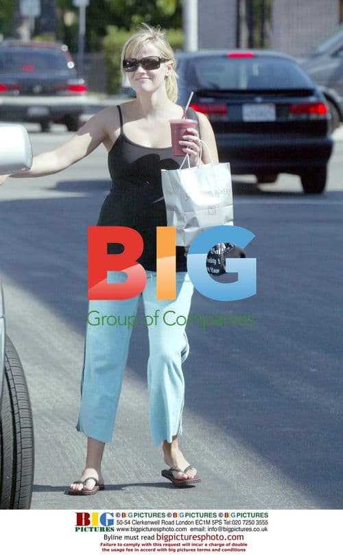 Reese Witherspoon Takes Daughter to School