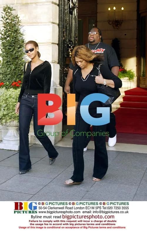 Beyonce Knowles leaves Ritz Hotel for photo shoot