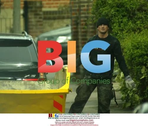 Jessie Wallace and Boyfriend Cleaning Up Rubbish