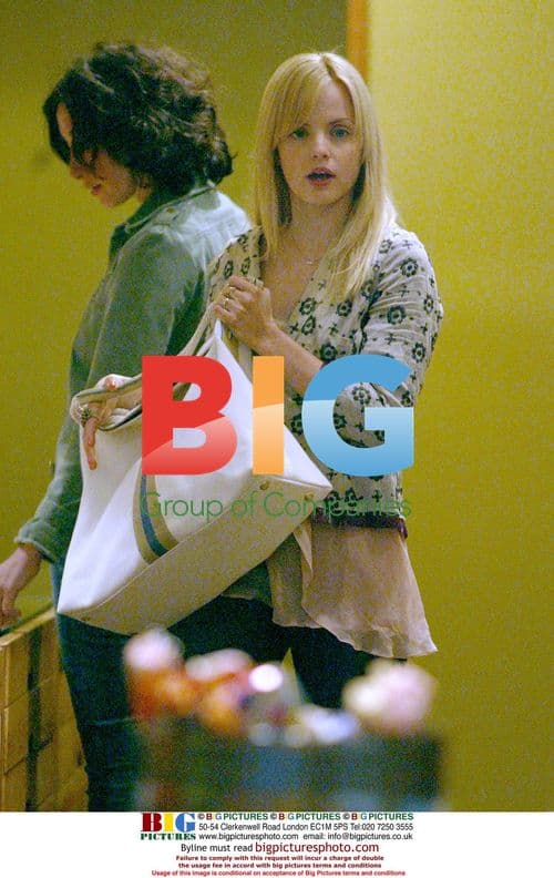 Mena Suvari Shopping with Friend