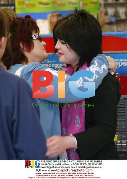 Kelly Osbourne Leaves Rehab with Mom