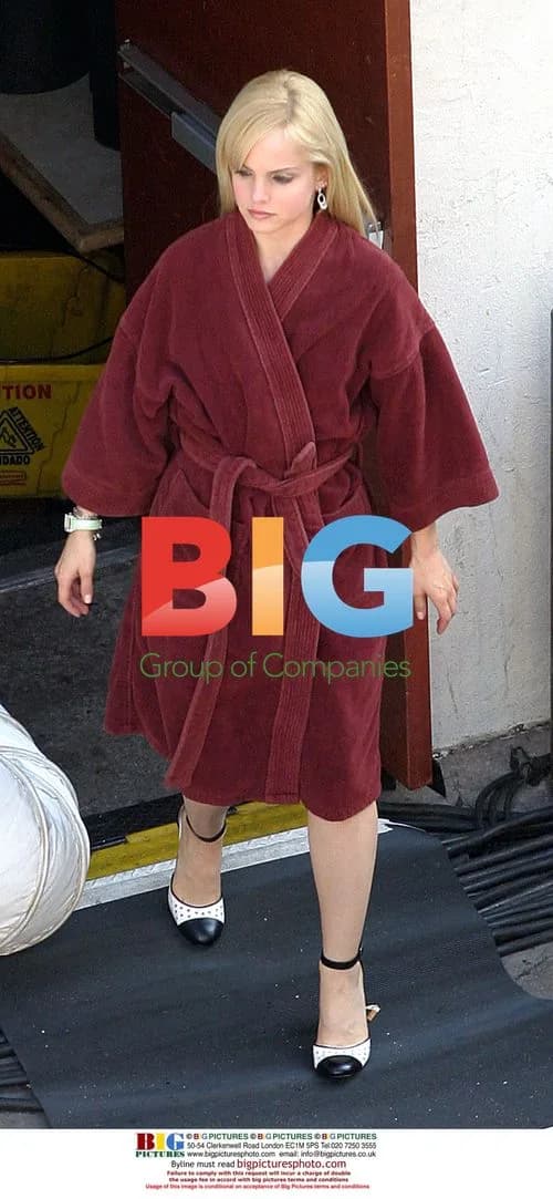 Mena Suvari on set of 'Beauty Shop'