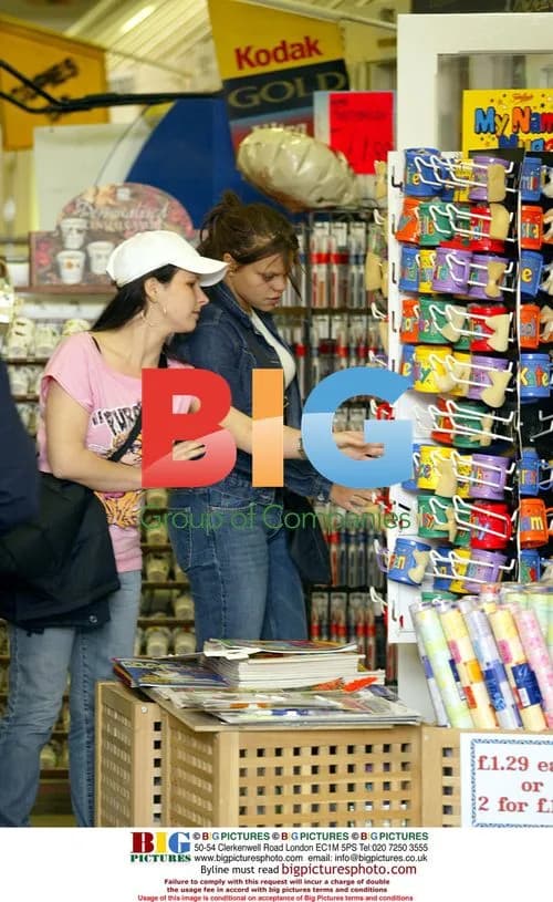Pregnant Jade Goody shopping with friends