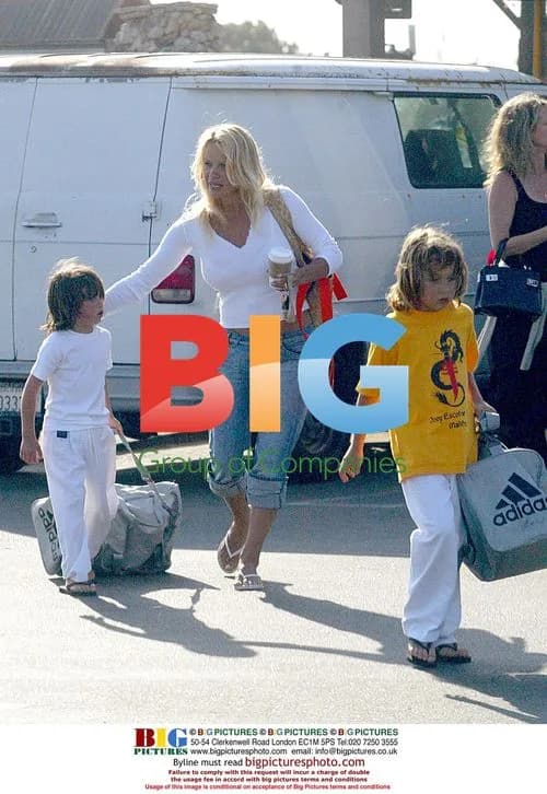 Pamela Anderson Shopping with Sons
