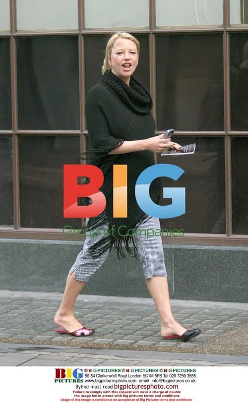 Pregnant Sara Cox Hailing Taxi