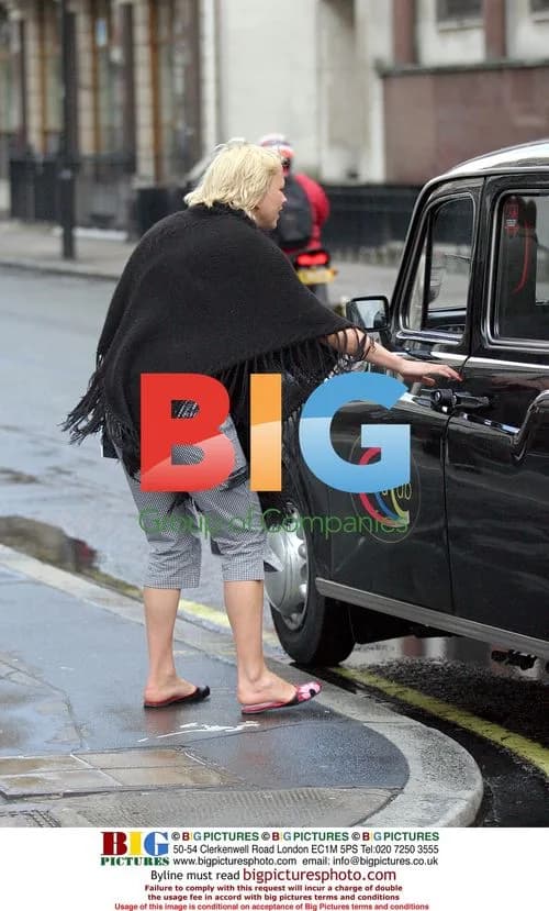 Pregnant Radio DJ Sara Cox hails taxi in London