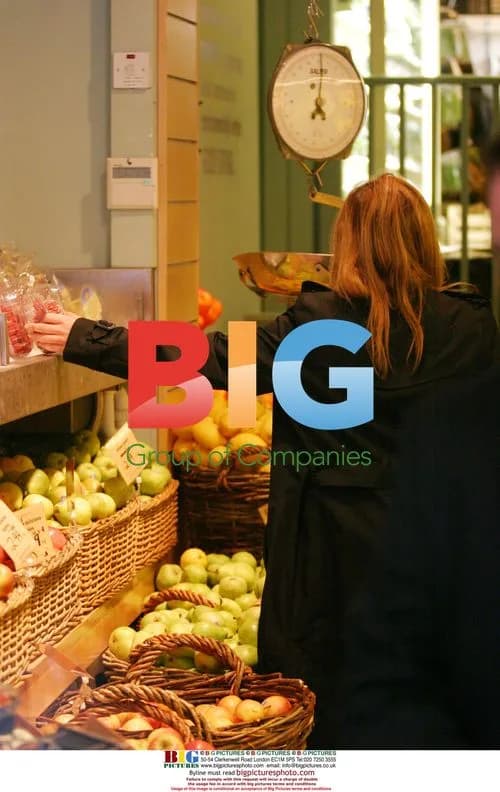 Geri Halliwell Grocery Shopping
