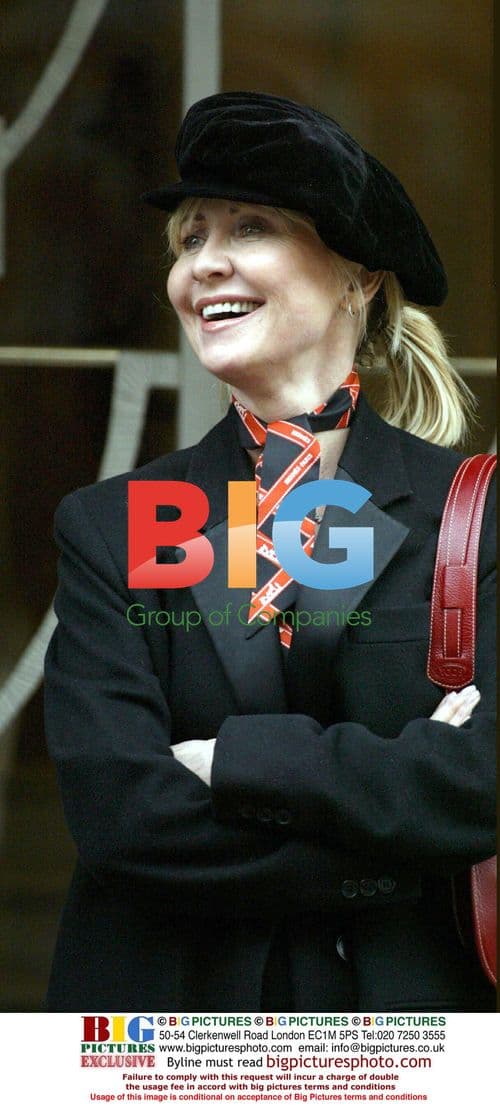 Liam Hemsworth Arrives at Movie Premiere