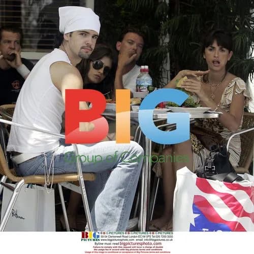Penelope Cruz Enjoys Lunch with Family