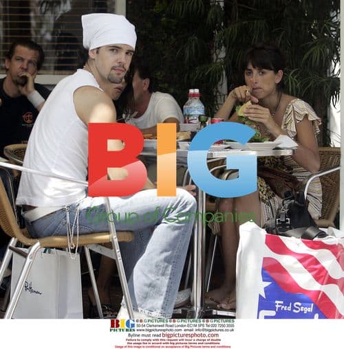 Penelope Cruz Enjoys Lunch with Sister