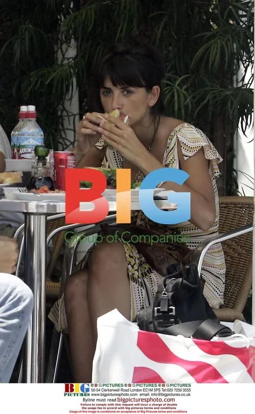 Penelope Cruz Enjoys Lunch on Melrose