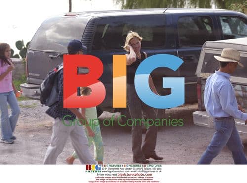 Melanie Griffith with children at Mexico zoo