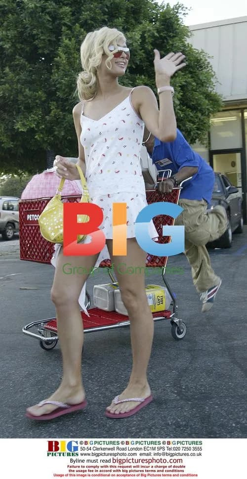 Paris Hilton Shopping with Sister Nicky
