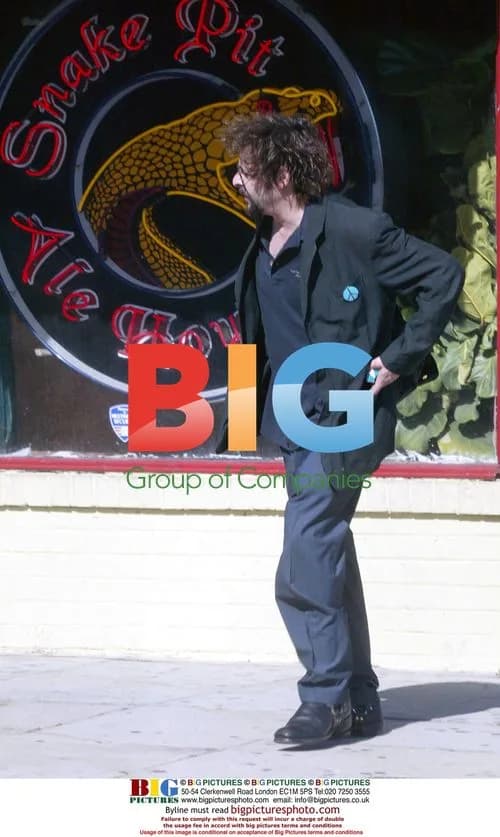 Judd Nelson Stops at Clothing Store in Hollywood