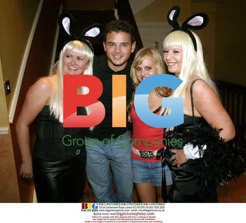 Actors Tina O'Brien and Ryan Thomas with fans