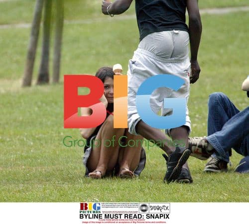 Kate Moss and friends enjoy ice cream in the park