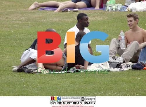 Kate Moss and friends enjoy ice cream in the park