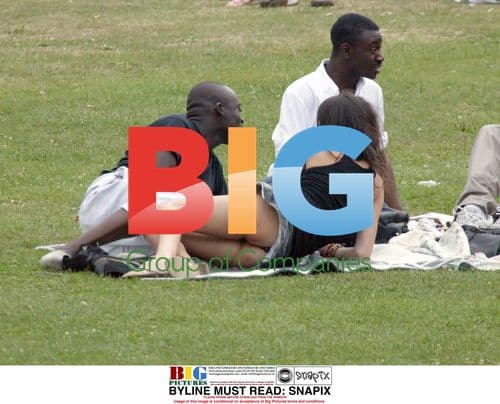 Kate Moss and Friends Relax in the Park