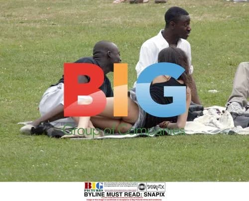 Kate Moss and Friends Relax in the Park