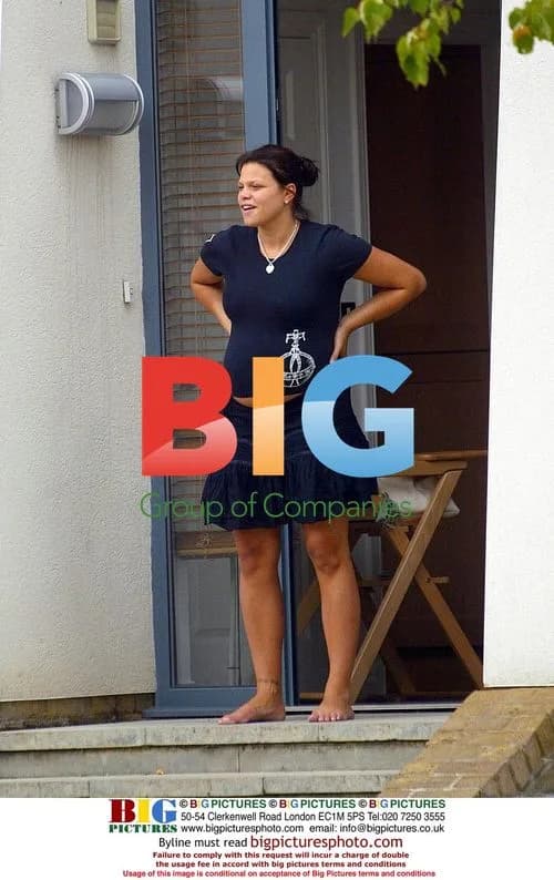 Pregnant Jade Goody Talks to Neighbor
