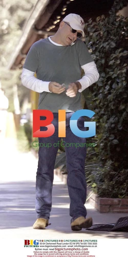 Bruce Willis Shopping for Daughter's Birthday