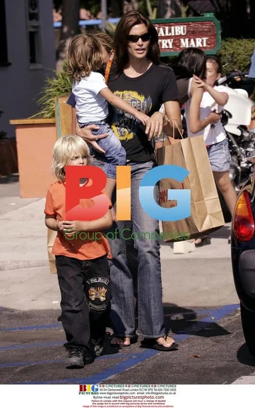 Cindy Crawford with kids shopping in Malibu