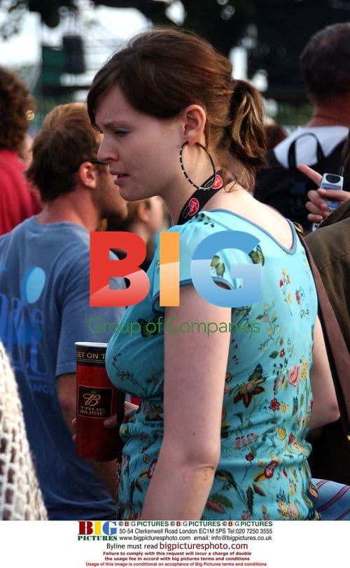 Sophie Ellis Bextor at V Festival 2004
